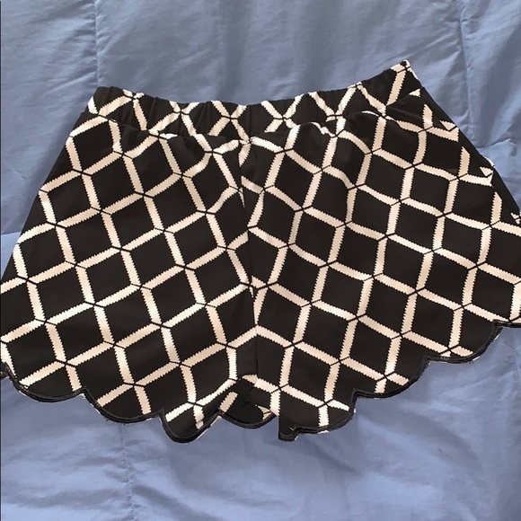 Classy scallop edge shorts - Picture 3 of 3